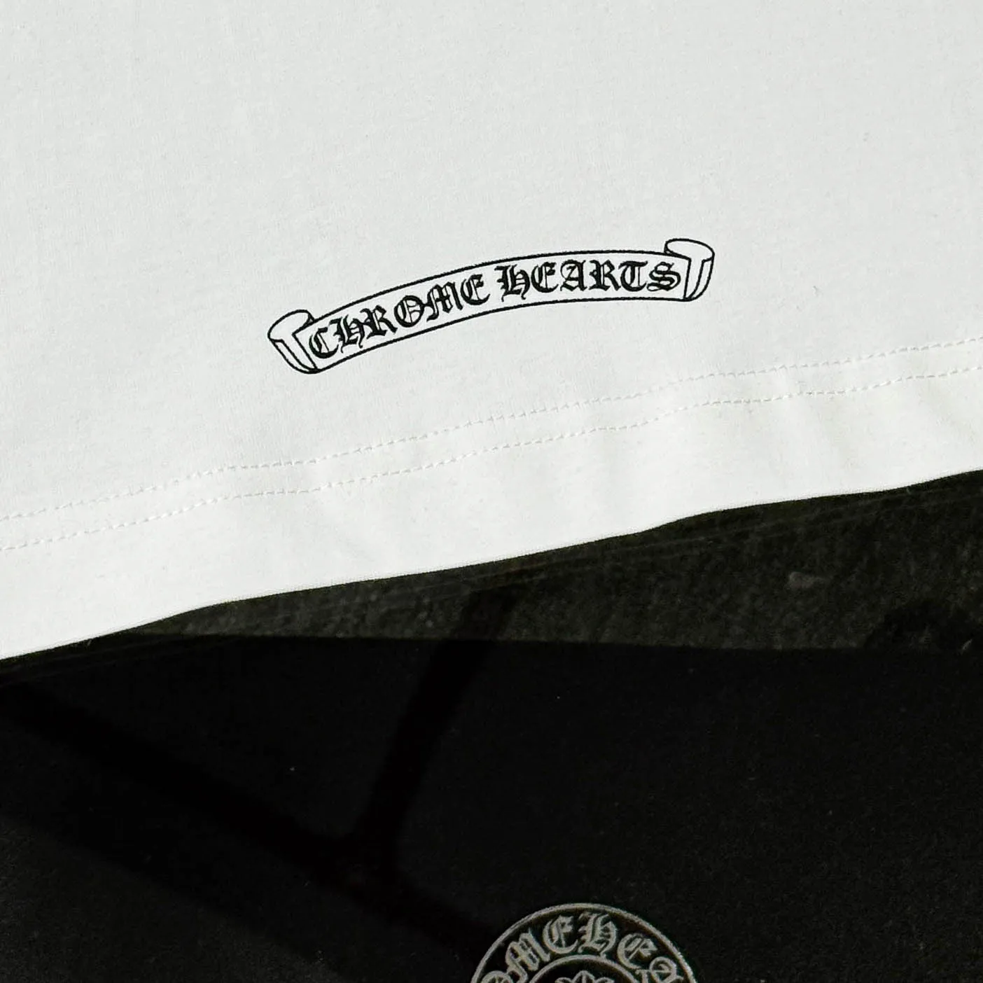 P170 Chrome Hearts Chrome Hearts 25 high version. The fabric is made of 300 grams of high-density cotton. It does not deform or shrink. It has three labels. It is the same style for men and women. Technology: digital printing. Color: white, black, pink. SIZE: S-XL
